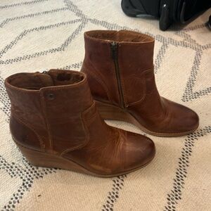 Frye Women's US 8M Brown Tan Distressed Leather Ankle Wedge Boots - EUC
